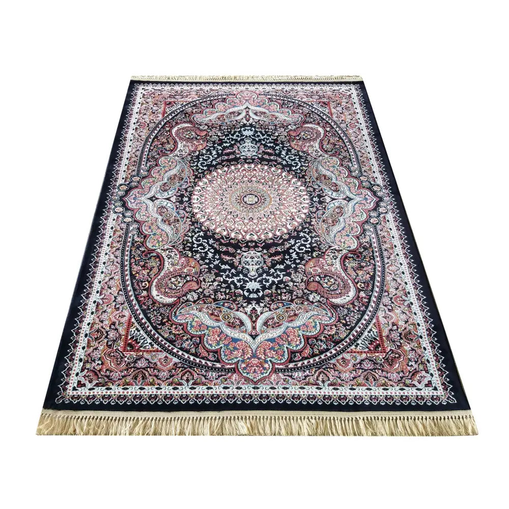 Luksuriøst iransk teppe, rektangulært med intrikate mønstre i svart, rødt og blått, sett fra skrå vinkel.