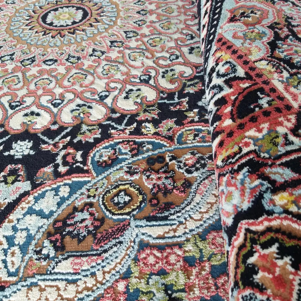 Luksuriøst iransk teppe, detaljert nærbilde som fremhever fargesterke mønstre og myk tekstur.