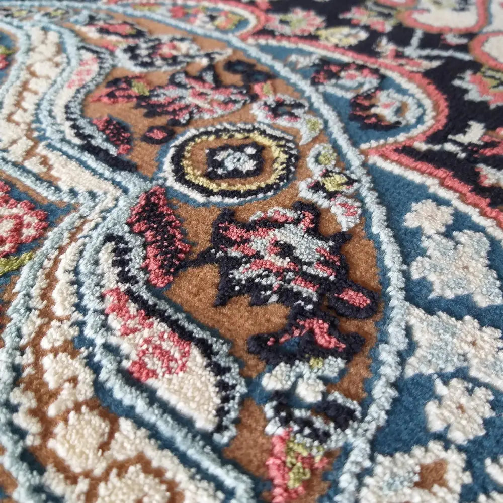 Luksuriøst iransk teppe med orientalsk mønster, nærbilde som fremhever struktur og opphøyde teksturer.