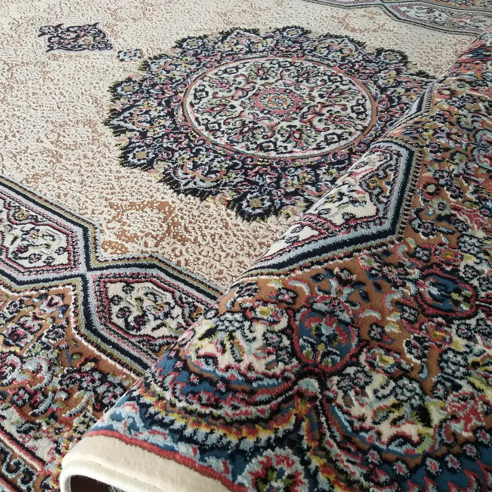 Luksuriøst iransk teppe i krem med orientalsk mønster, skråvisning med oppbrettet hjørne som viser baksiden.