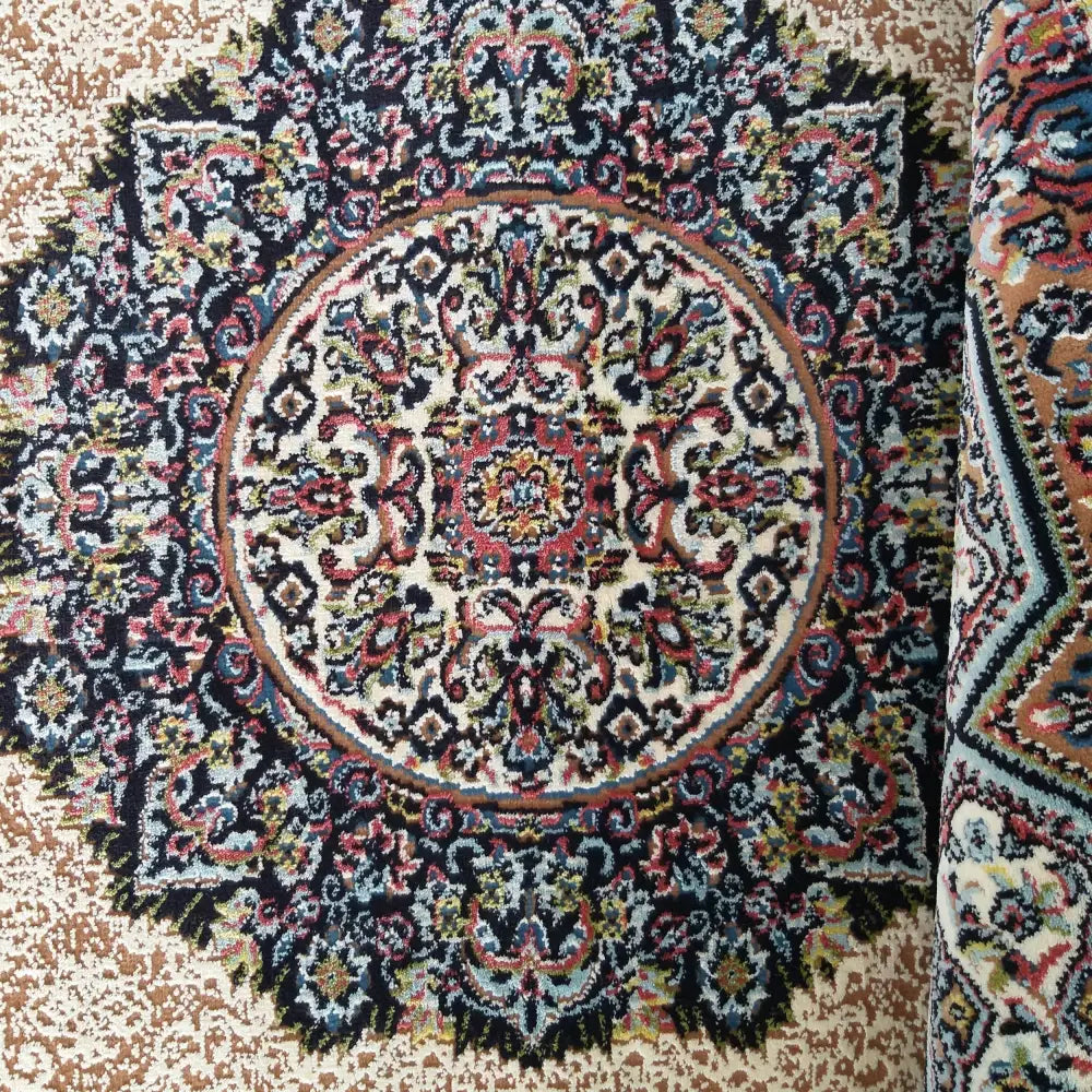 Luksuriøst iransk Tepe B182A teppe, detalj av kremfarget hjørne med brett og orientalske mønsterdetaljer.