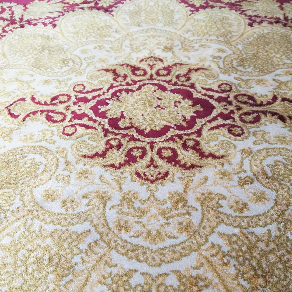 Qum Silk 02 teppe i rødt og gull, nærbilde som fremhever det intrikate orientalske mønsteret og teksturen.