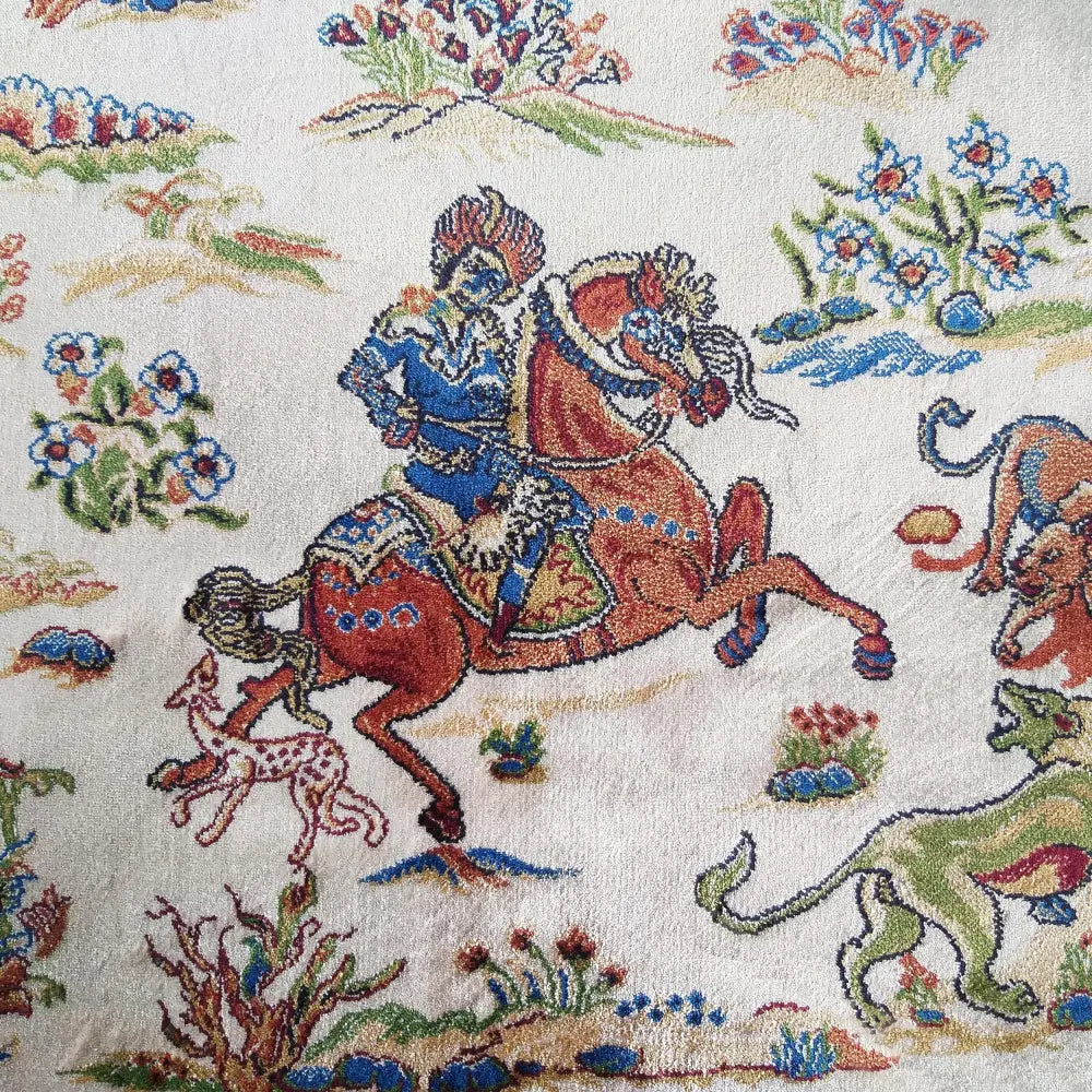 Qum Silk kremet teppe 160x230 cm, nærbilde av rytter på rød hest blant blomster, hund og fantasidyr.