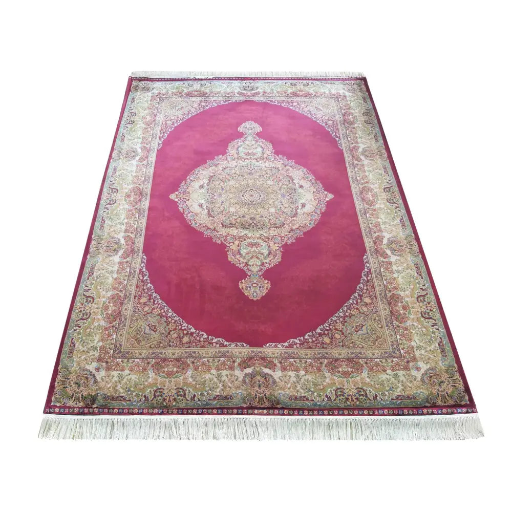 Qum Silk Tepe 01, rødt og beige teppe med orientalske detaljer og frynser, sett skrått ovenfra.