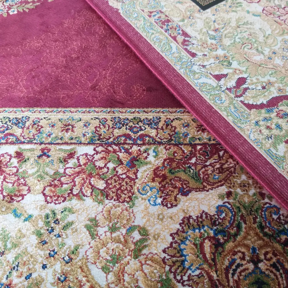 Qum Silk Tepe 01, detaljert nærbilde av burgunder og beige blomstermønster med synlig silkestruktur.