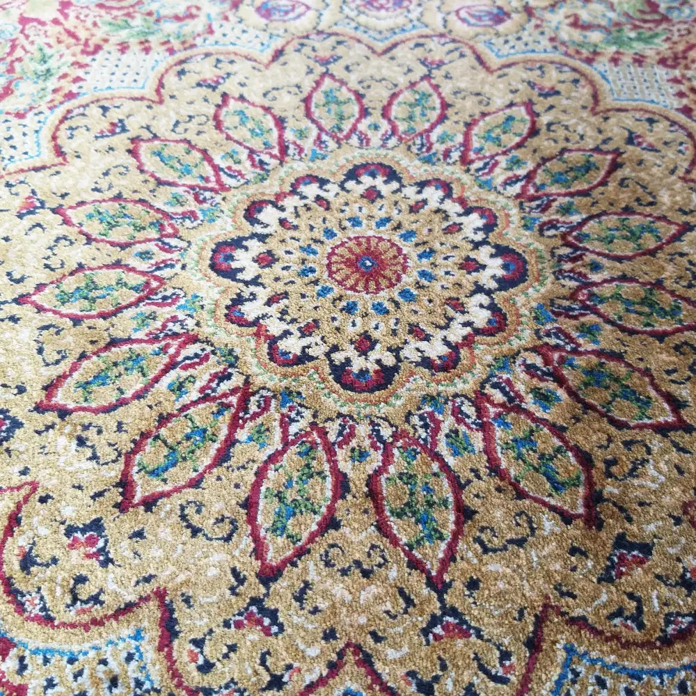 Qum Silk Tepe 01, detaljert nærbilde av rødt teppe med intrikate blomster og tydelig tekstur.