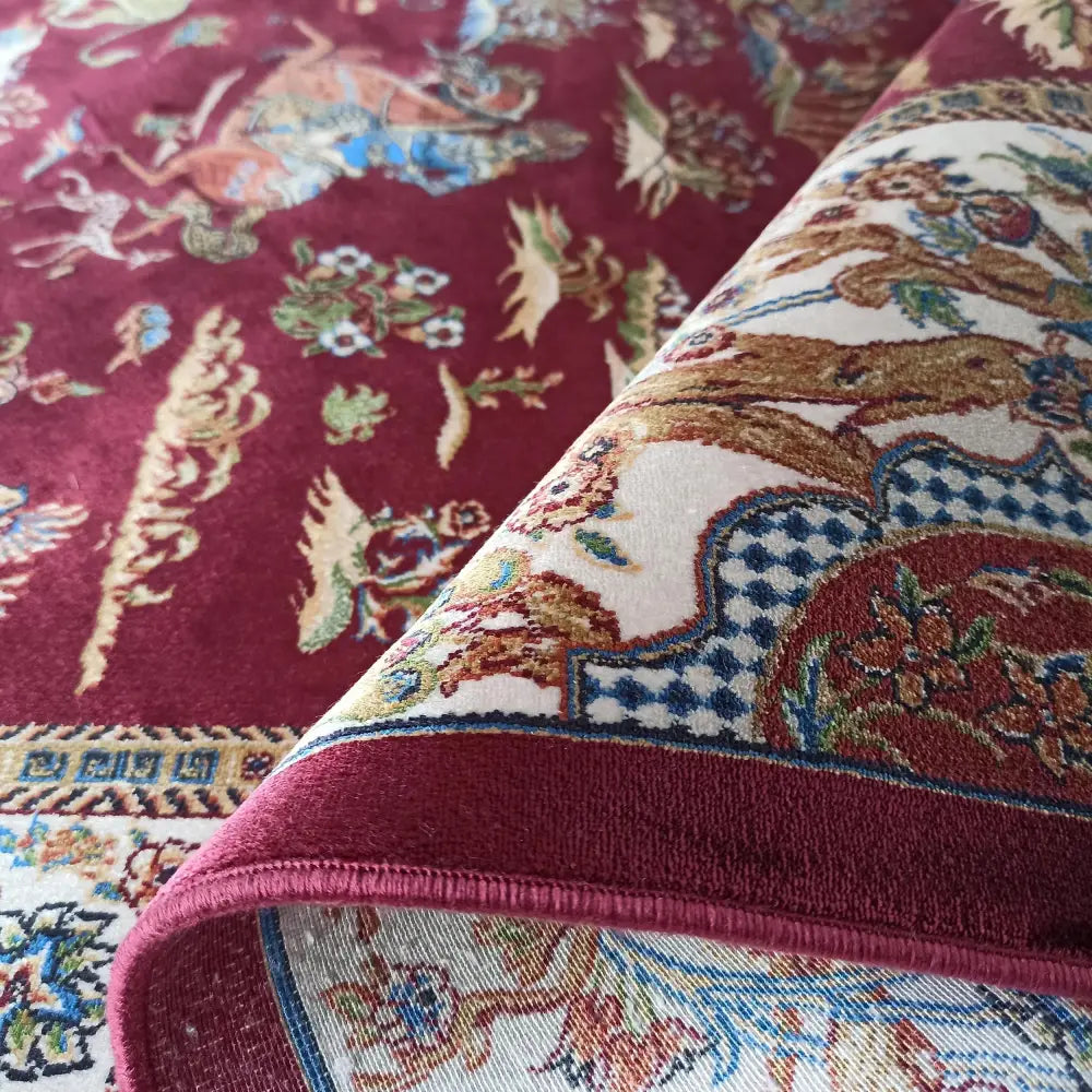 Qum Silk Tepe 10 teppe, nærbilde av hjørne med brettet kant og detaljert orientalsk mønster i rødt.