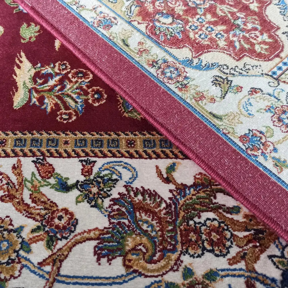 Qum Silk Tepe 10, nærbilde av burgunderrødt teppe med intrikate orientalske blomster og detaljert vev.