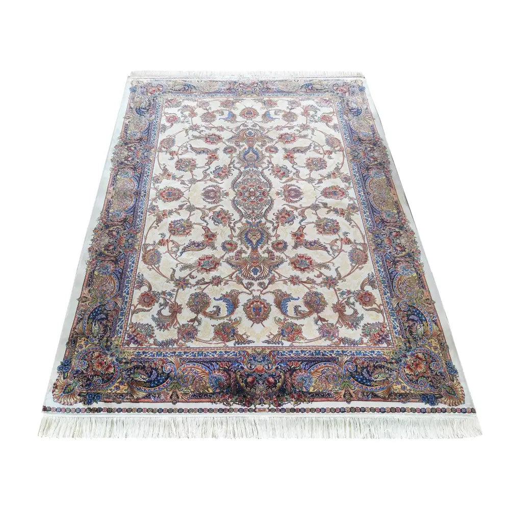 Qum Silk Tepe i krem, rektangulært teppe med røde, blå og gyldne blomstermønstre og dekorativ kant.
