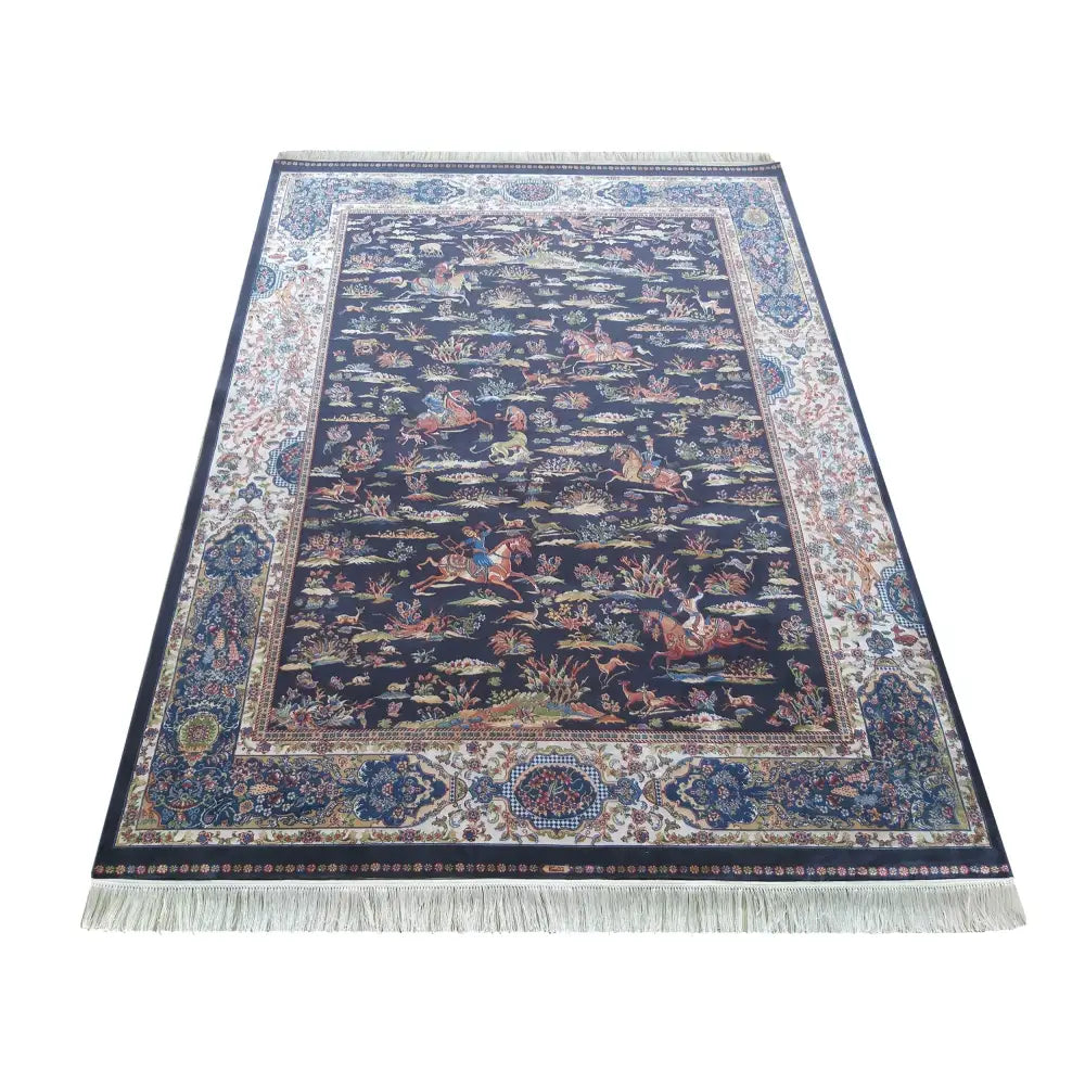 Qum Silk Tepe 160 x 230 cm navy, orientalsk teppe med mørk bunn, brede lyse kanter og fargerike mønstre.