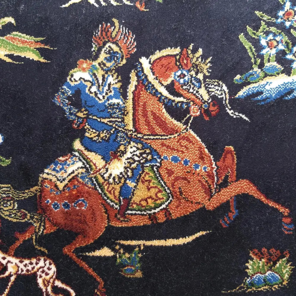 Qum Silk Tepe, nærbilde av blåkledd rytter på brun hest omgitt av detaljerte fargerike mønstre.
