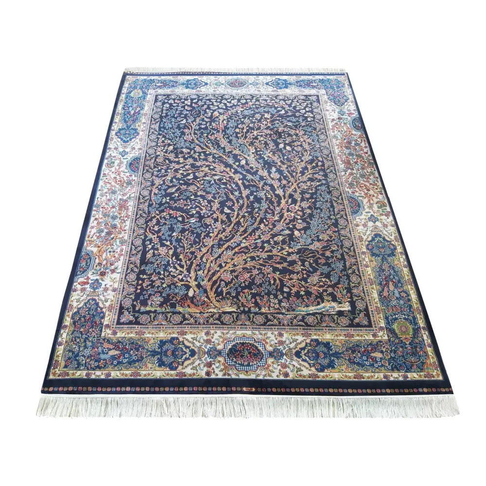 Qum Silk teppe i marineblått, skrå oversikt som fremhever det detaljerte blomstermønsteret og hvite frynser.