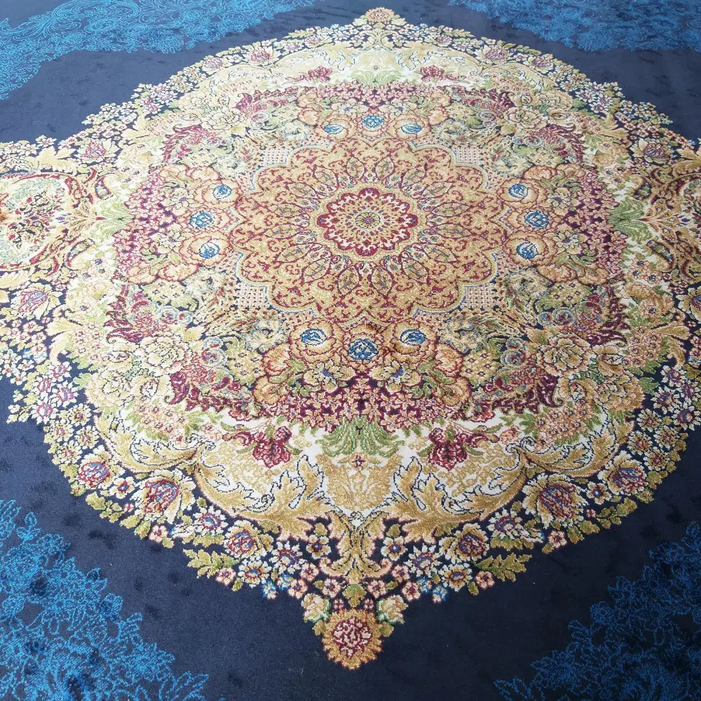 Luksuriøst Qum Silk Tepe Navy, nærbilde som fremhever det detaljerte, fargerike mønsteret på mørkeblå bunn.