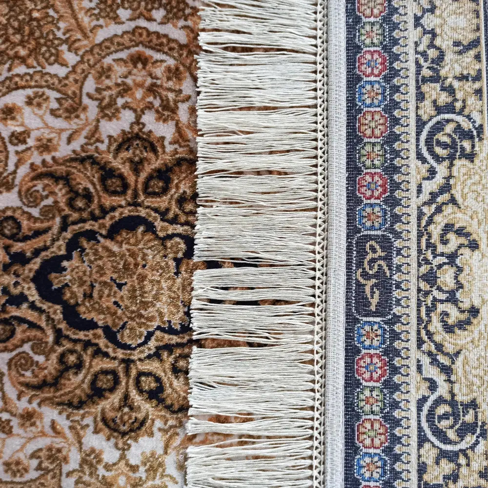 Qum Silk tepelig navy, nærbilde av kant med dekorative frynser og fargerike blomsterbord, synlig tekstur.