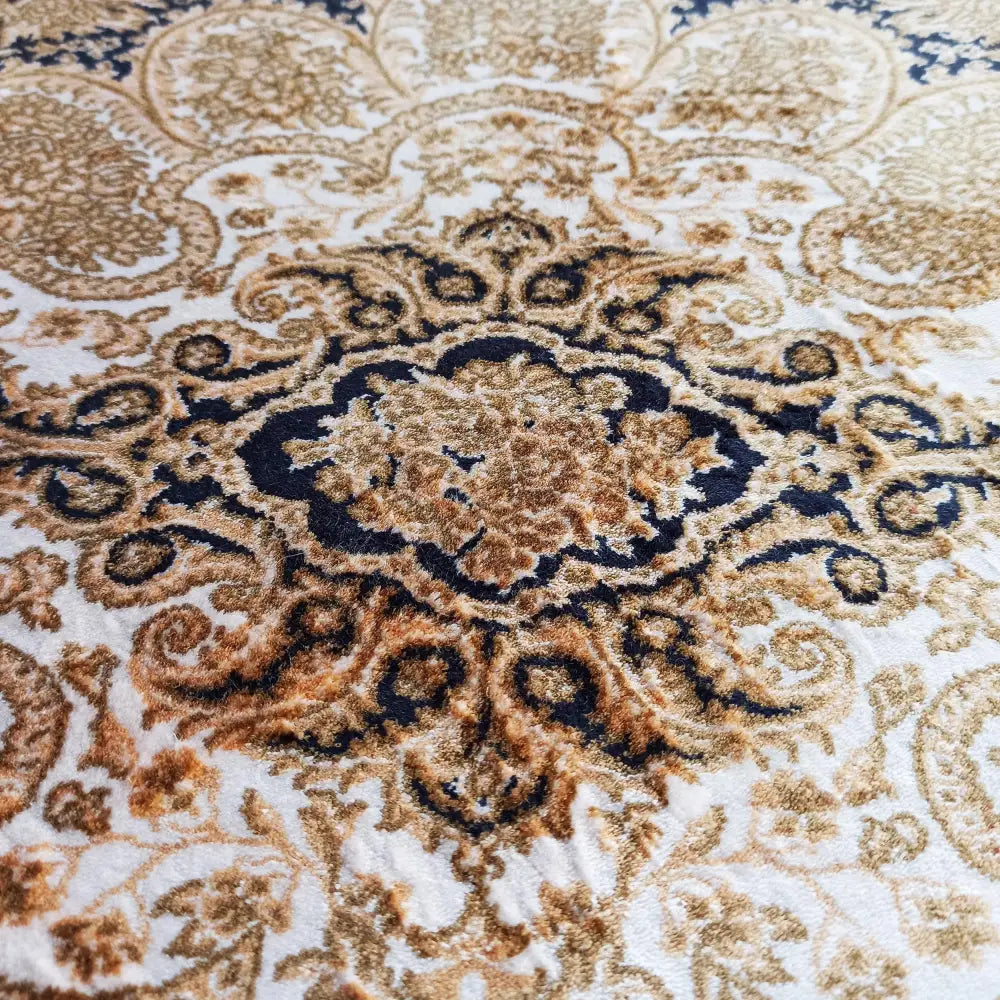 Qum Silk tepelig navy 200x300 cm, nærbilde som fremhever det orientalske mønsteret og silkens glans.