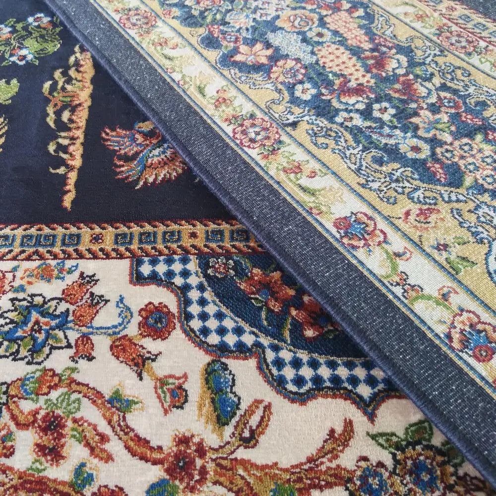 Luksuriøst Qum Silk Tepenavy teppe, detaljert nærbilde av blått orientalsk mønster og synlig tekstur.
