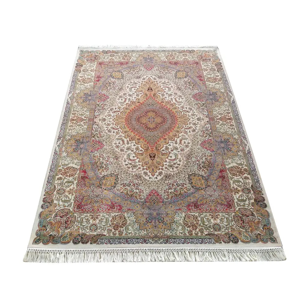 Luksuriøst kremfarget teppe med orientalsk mønster, frynser på kortsidene, sett skrått ovenfra.