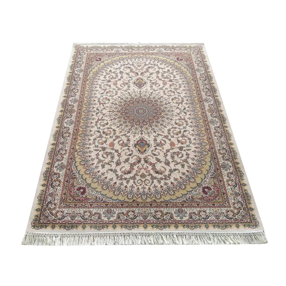 Luksuriøst teppe Pers 02 Cream, orientalsk mønster i beige, rødt og gull, hvite frynser, skrå vinkel.