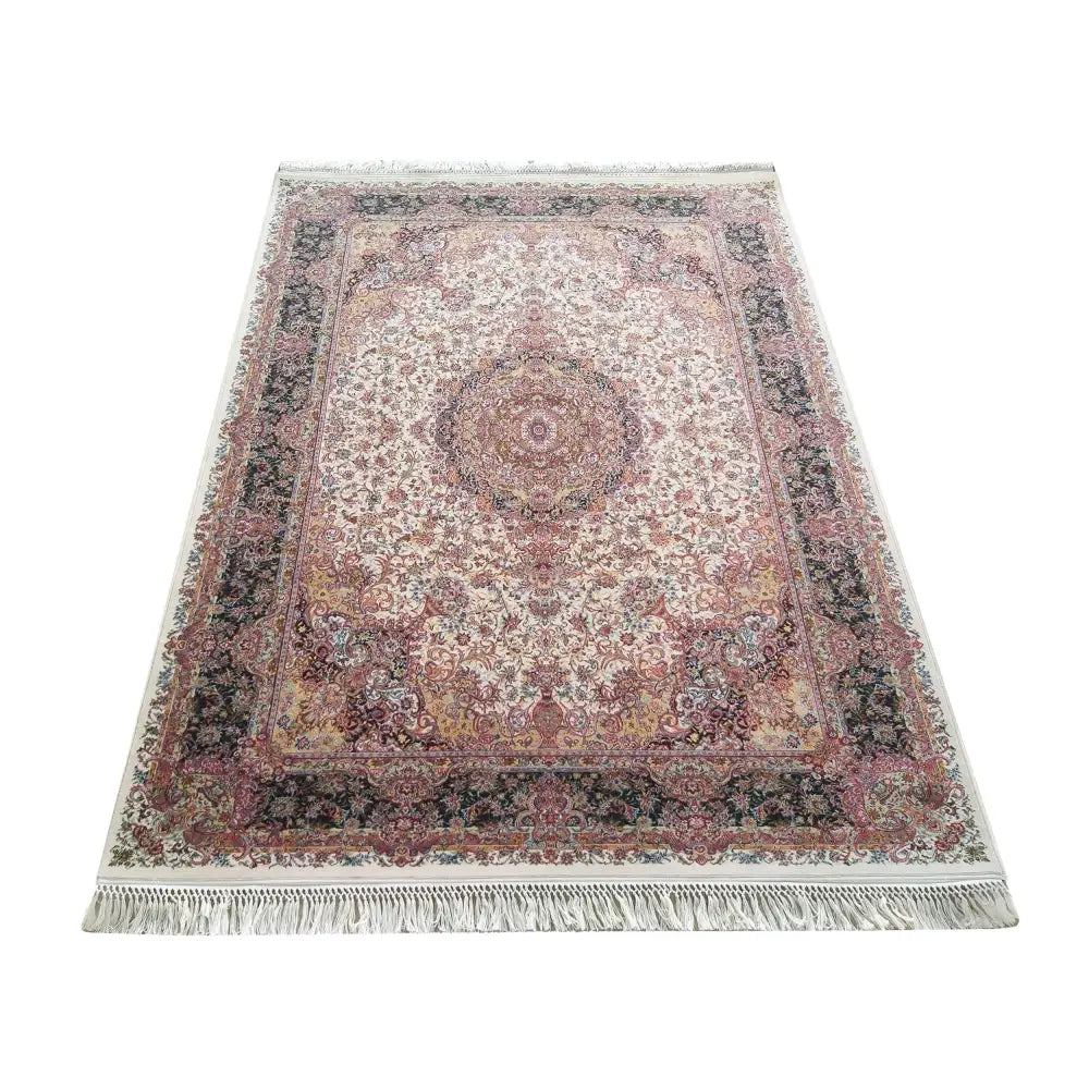 Luksuriøst Tepe Pers 11 kremfarget teppe, orientalsk mønster med røde detaljer og frynser sett fra skrå vinkel.