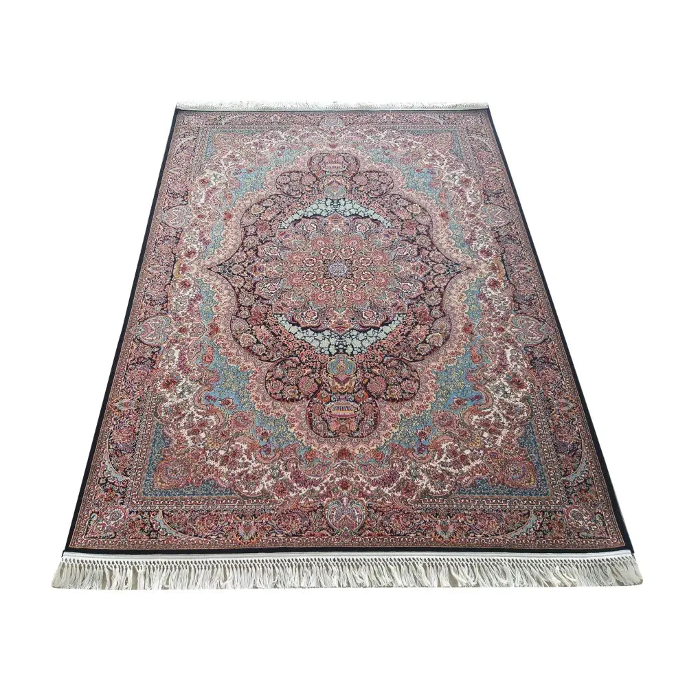 Luksuriøst marineblått teppe med orientalske mønstre, røde og beige detaljer, sett fra skrå vinkel.