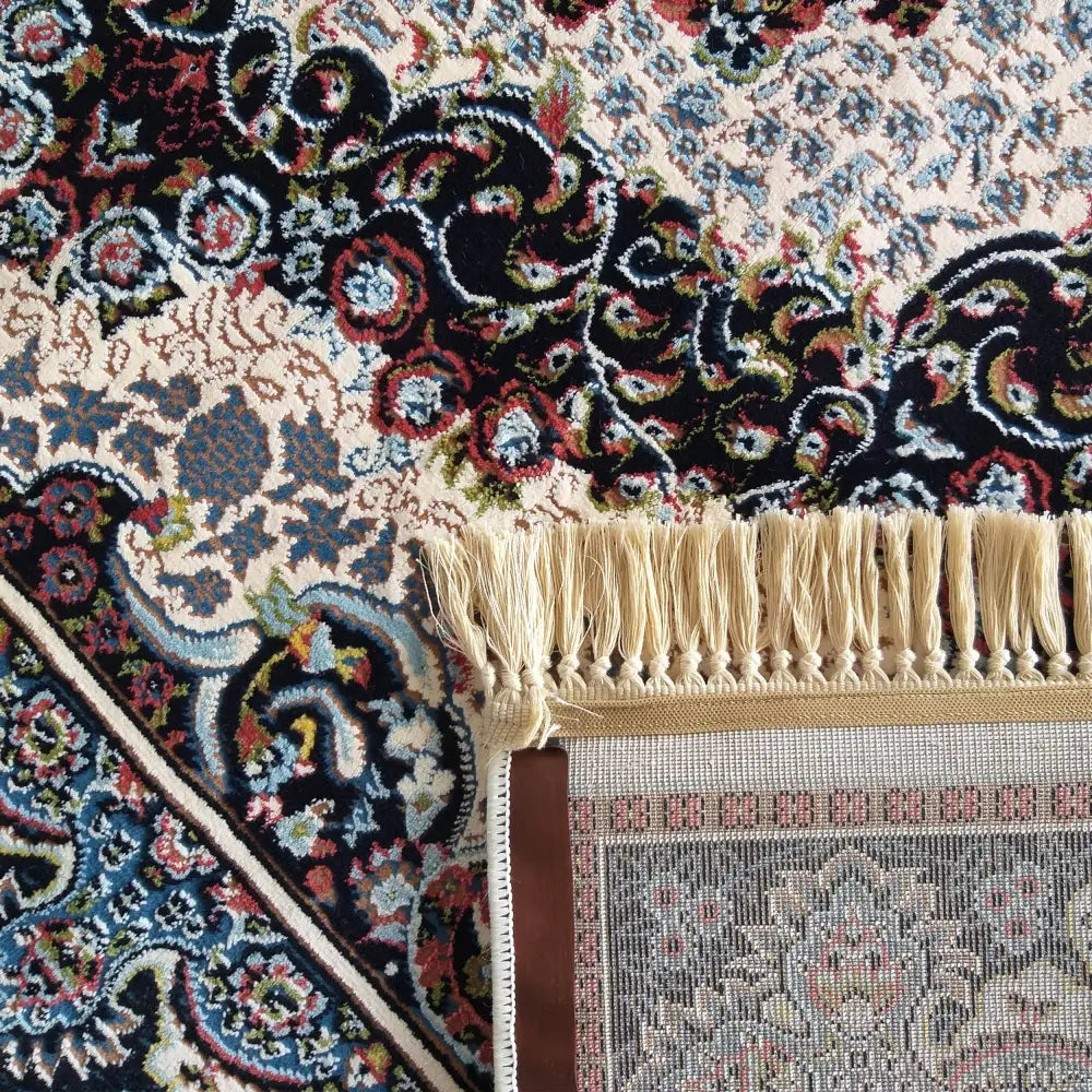 Ira kremfarget teppe med orientalsk mønster, detalj av forside, bakside og frynser i kanten.