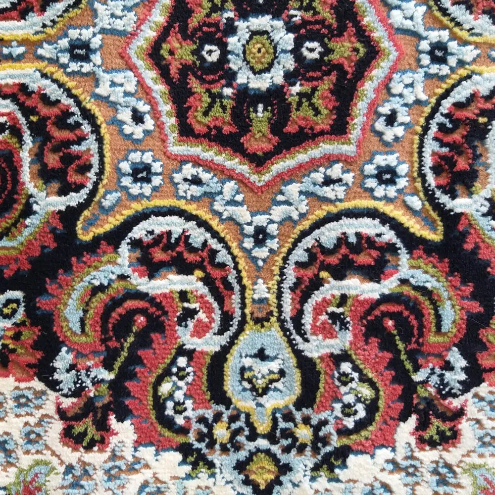 Luksuriøst Ira-teppe i krem, nærbilde som fremhever de fargerike ornamentene og den tette ullstrukturen.