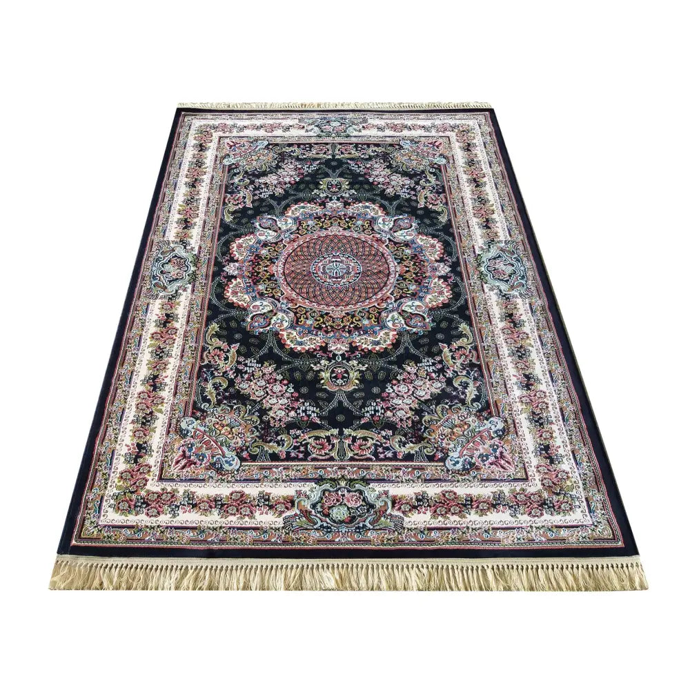 Luksuriøst iransk teppe 150 x 230 cm, skrått sett, med svarte og beige orientalske mønstre og frynser.