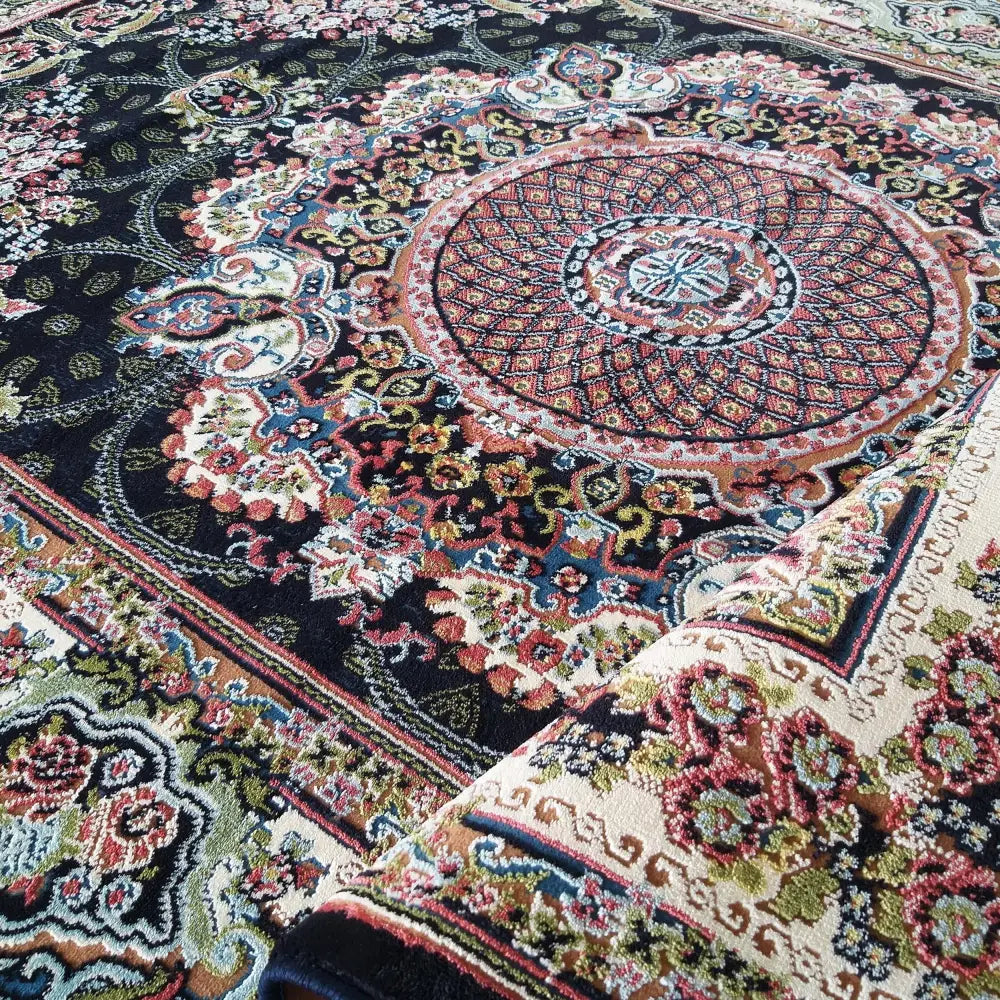 Luksuriøst iransk teppe med orientalske mønstre, skrått fotografert med oppbrettet hjørne som viser tekstur.