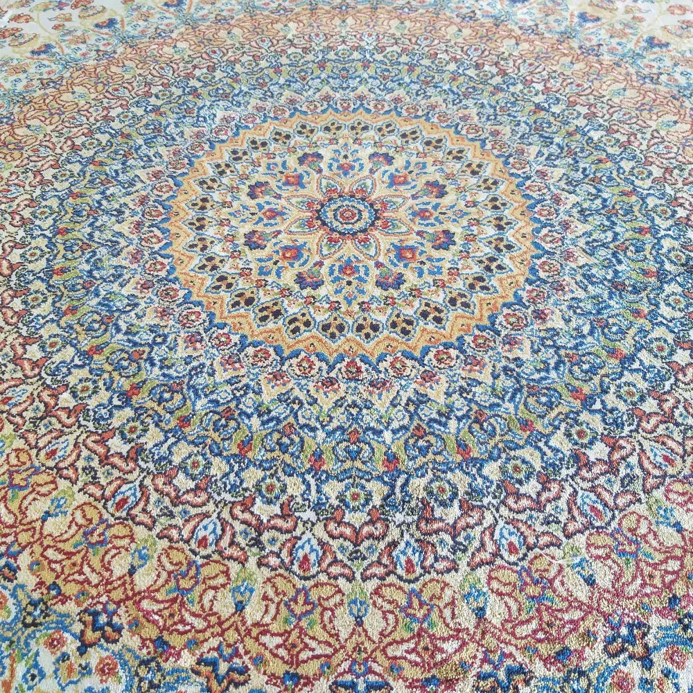 Qum Silk Tepe 07 krem, nærbilde av sirkelmønster i blått, beige, rødt og gult med fin vev og orientalsk design.