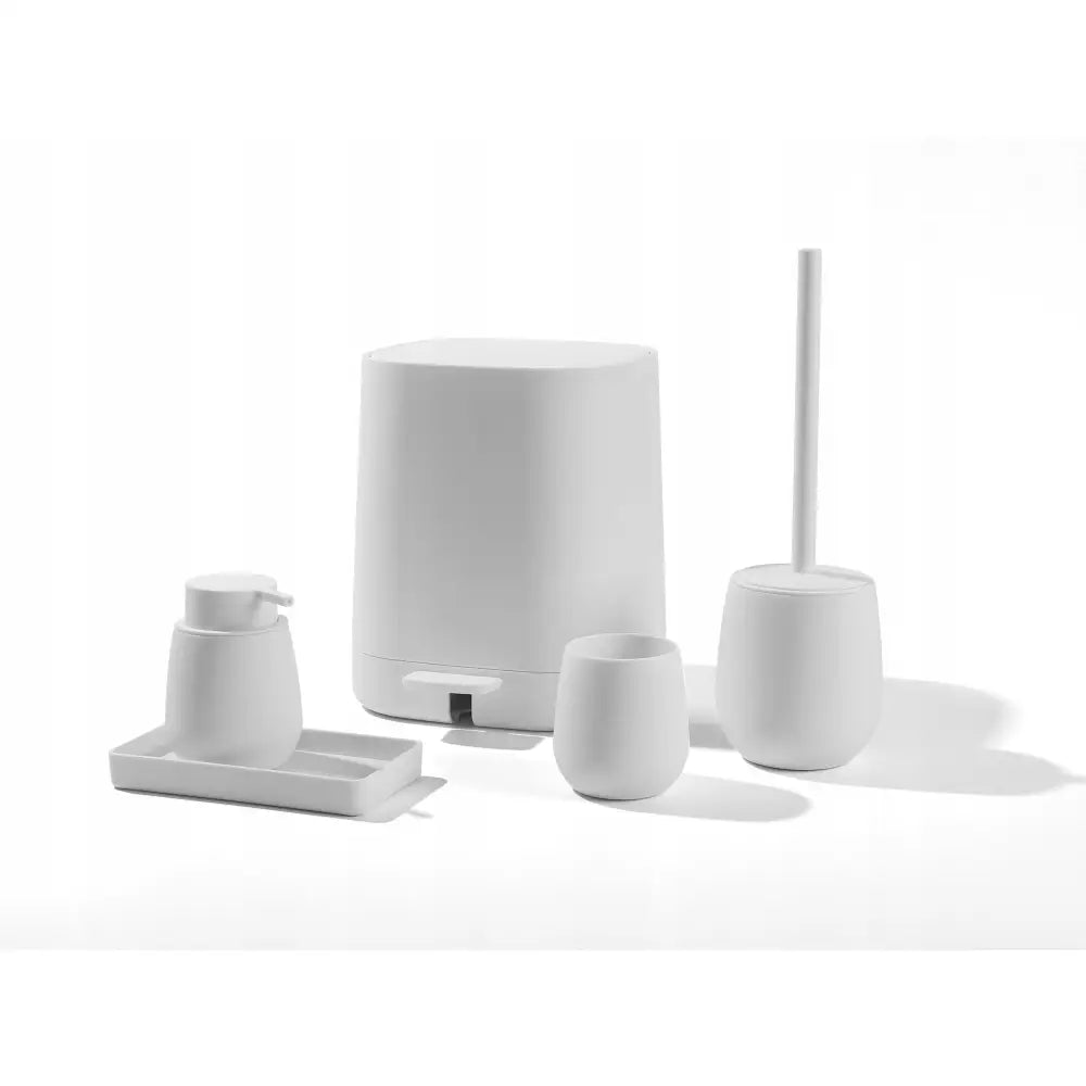 Luksus baderomssett i hvit matt plast, fem deler med pedalbøtte, såpepumpe, kopp og toalettbørste.
