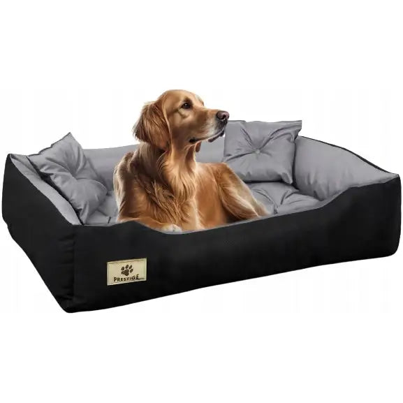 Luksus vanntett hundepute 130x105 i svart og grått, hund slapper av oppå sengen, synlig logolapp på fremsiden.
