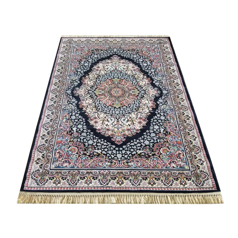 Luksuriøst iransk teppe med orientalsk mønster i blått, rødt og beige, dekorativ bord og frynser på kortsiden.
