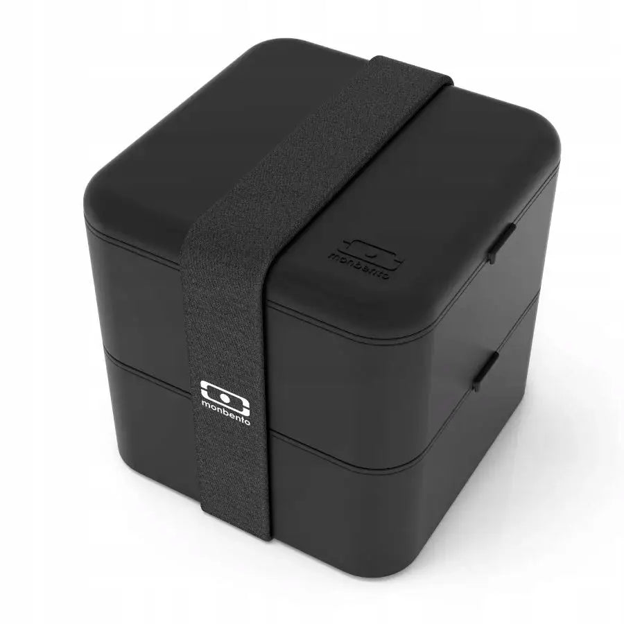 Lunsjboks Svart Bento Square fra Monbento, to-etasjes design med elastisk rem og logo, sett fra skrå vinkel.