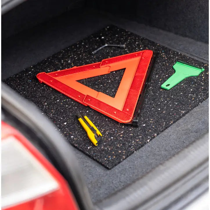 Lyddempende matte for tredemølle 180x80 Sillar brukt som underlag for bilverktøy i bagasjerom.