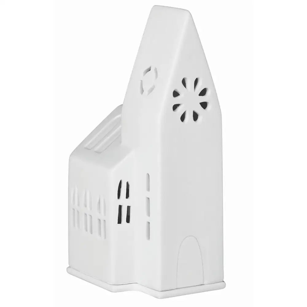 Lykt Katedral 18 cm, hvit porselenslykt utformet som kirke med utskårne vinduer, sett fra skrå vinkel.