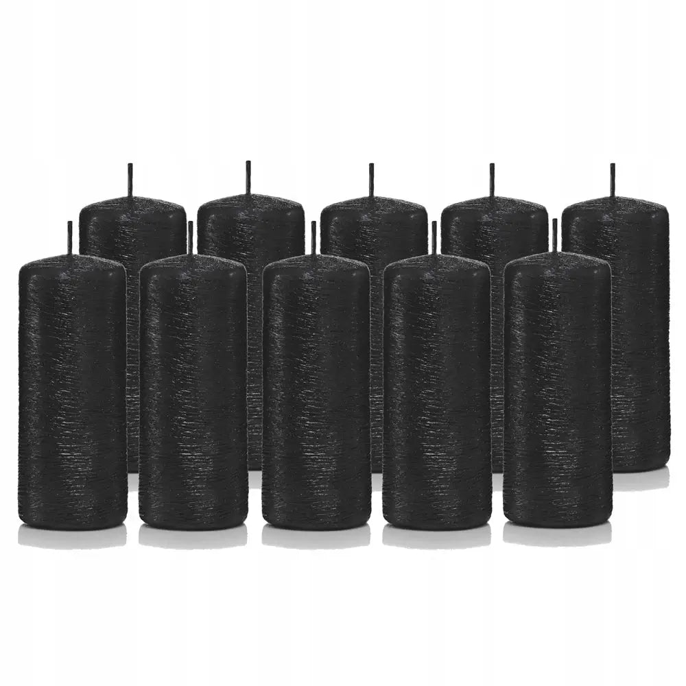 Lys sylinderlys sett, ti svarte kubbelys med matt teksturert overflate på hvit bakgrunn.