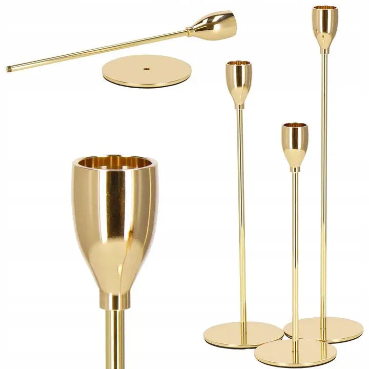 Lysestake sett i gullfarget metall, tre slanke staker sett fra siden med nærbilde av demontert kopp.