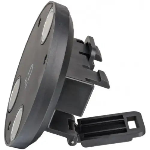 Magnetisk håndtak, sort rund plastdel med fire sølvfelt og synlig justerbar klips fra skrå sidevinkel.