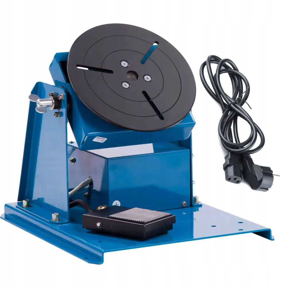 Magnum Rotator sveise-posisjonerer, blå maskin med sort plate, strømkabel og fotpedal sett fra skrå vinkel.