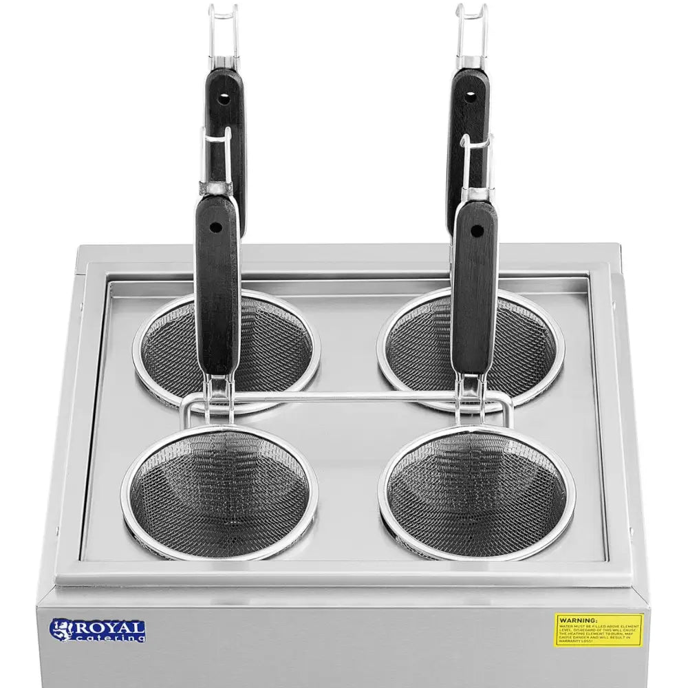 Makaronkoker med fire separate metallkurver, sett ovenfra, hver med svarte håndtak og finmasket netting.