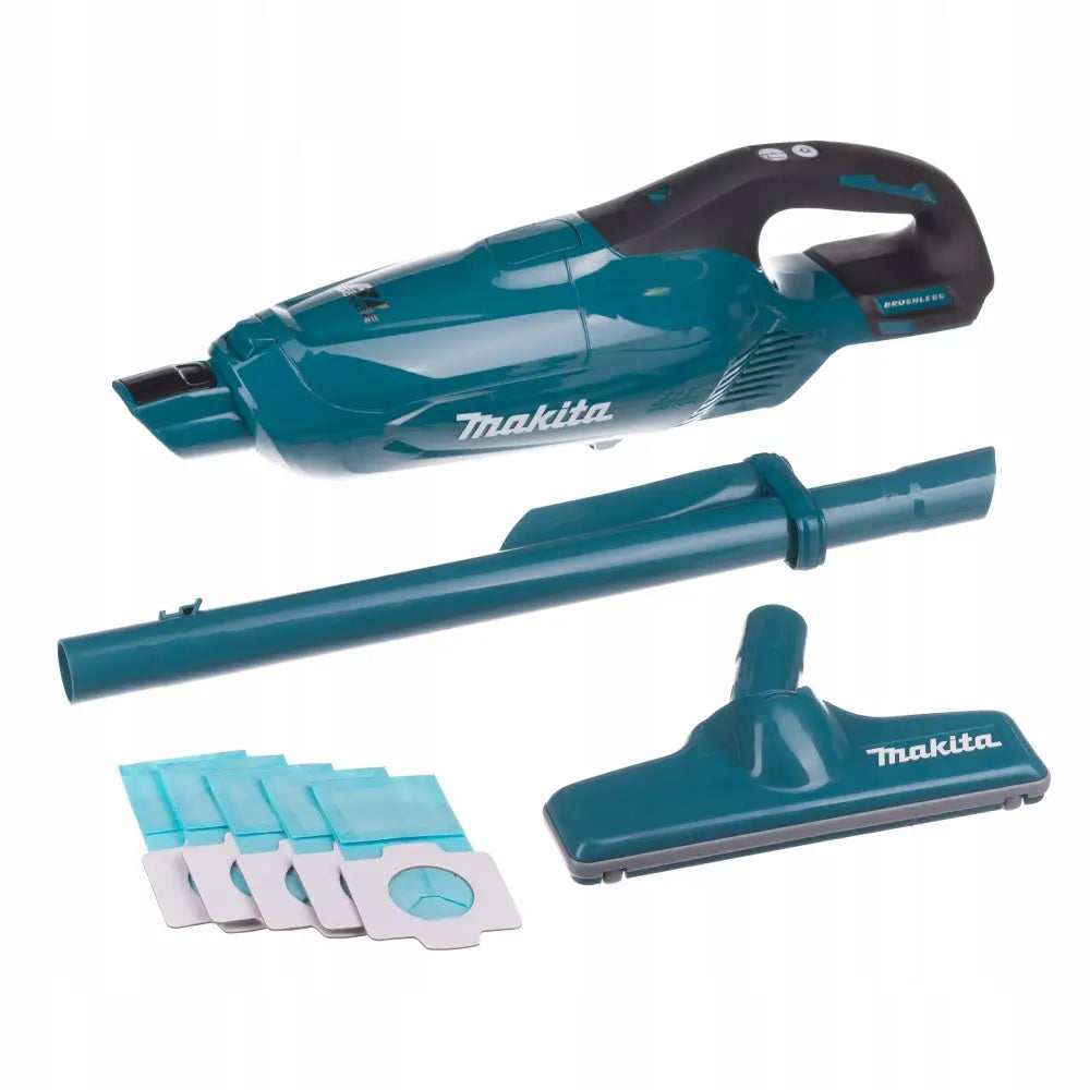 Makita 18V trådløs støvsuger med forlengerør, gulvmunnstykke og støvsugerposer, sett skrått mot hvit bakgrunn.