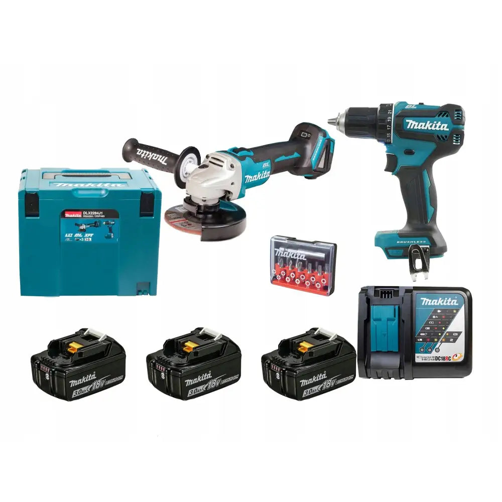 Makita Combo Sett med vinkelsliper, drill, tre batterier, lader, bitssett og koffert mot hvit bakgrunn.