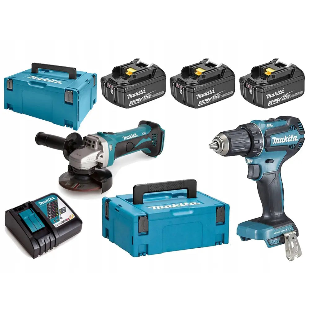 Makita kombinasjonsett med drill, vinkelsliper, tre batterier, lader og to transportkofferter fra skrå vinkel.