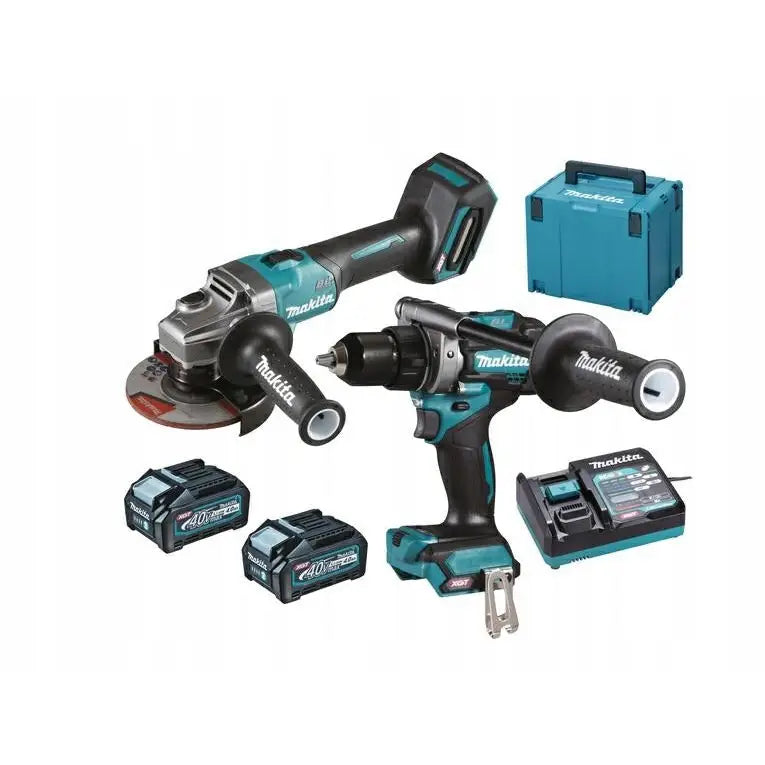 Makita kombosett 40Vmax Xgt med vinkelsliper, drill, to batterier, lader og blå koffert sett fra skrå vinkel.