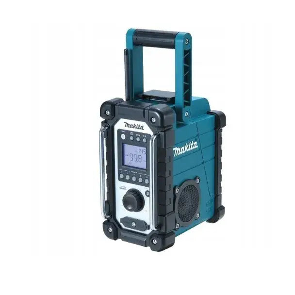 Makita radio i blått og svart med bærehåndtak, synlig display og knapper, sett fra trekvart vinkel.