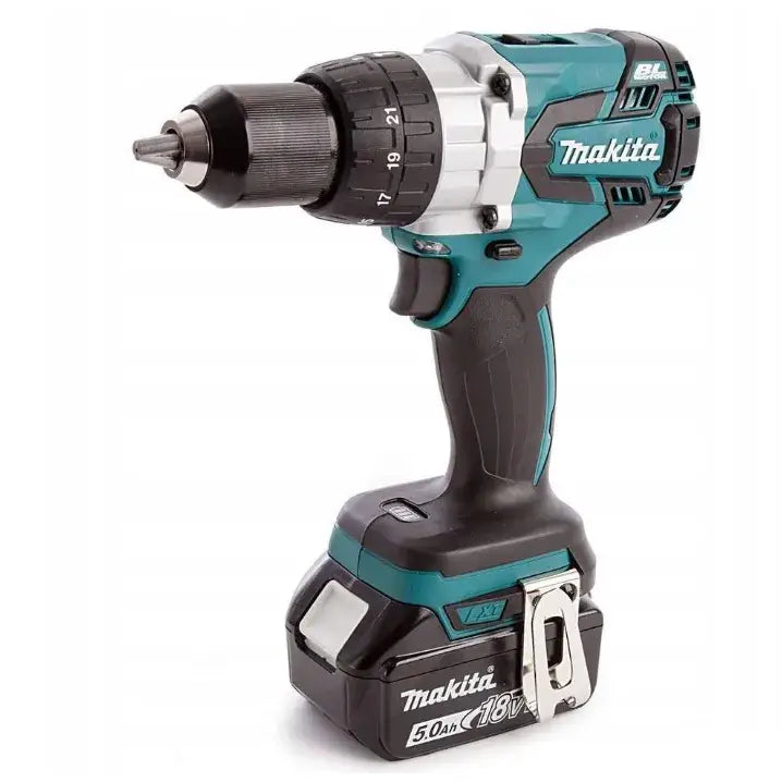Makita drill i svart og turkis plast, sidevisning med batteripakke, metallbelteklips og justeringstall på hodet.
