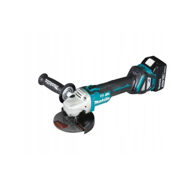 Batteridrevet Makita vinkelsliper sett fra skrå vinkel med sidehåndtak og synlig batteripakke.