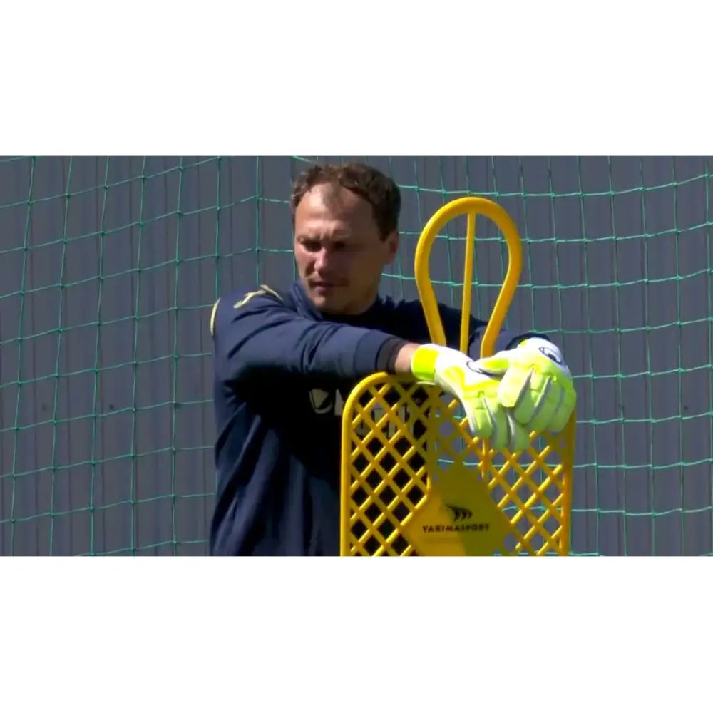 Mål Fodboldnett ELITE 180 cm rødt, nærbilde av keeper med gule hansker ved gul markeringsfigur utendørs.