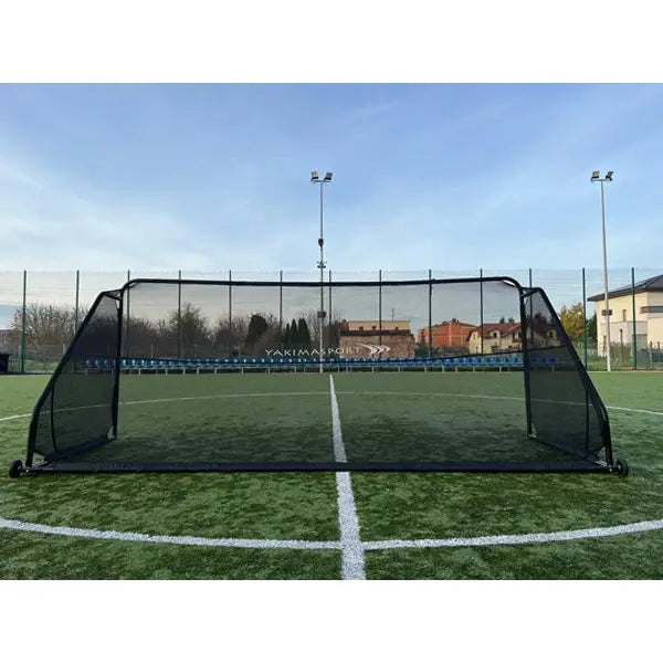Fotballmål GIZA 5x2m, frontbilde som viser robust svart netting i metallramme på kunstgressbane.