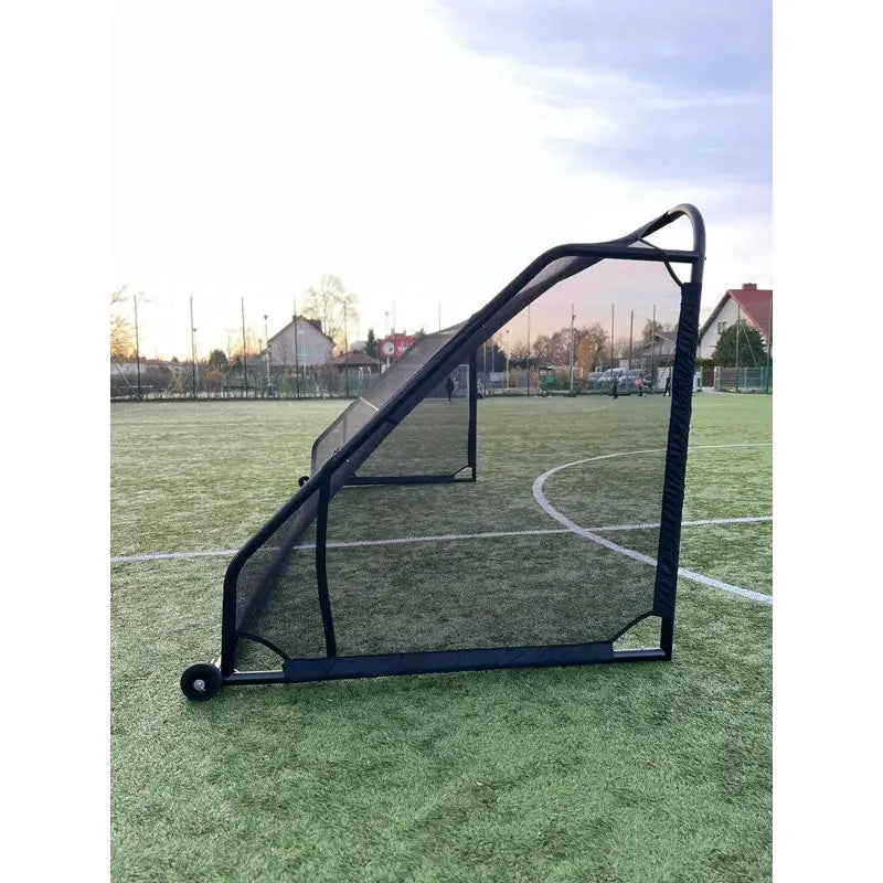 Fotballmål GIZA 5x2m sett fra siden på kunstgress, viser solide hjul og sort metallramme med nett.